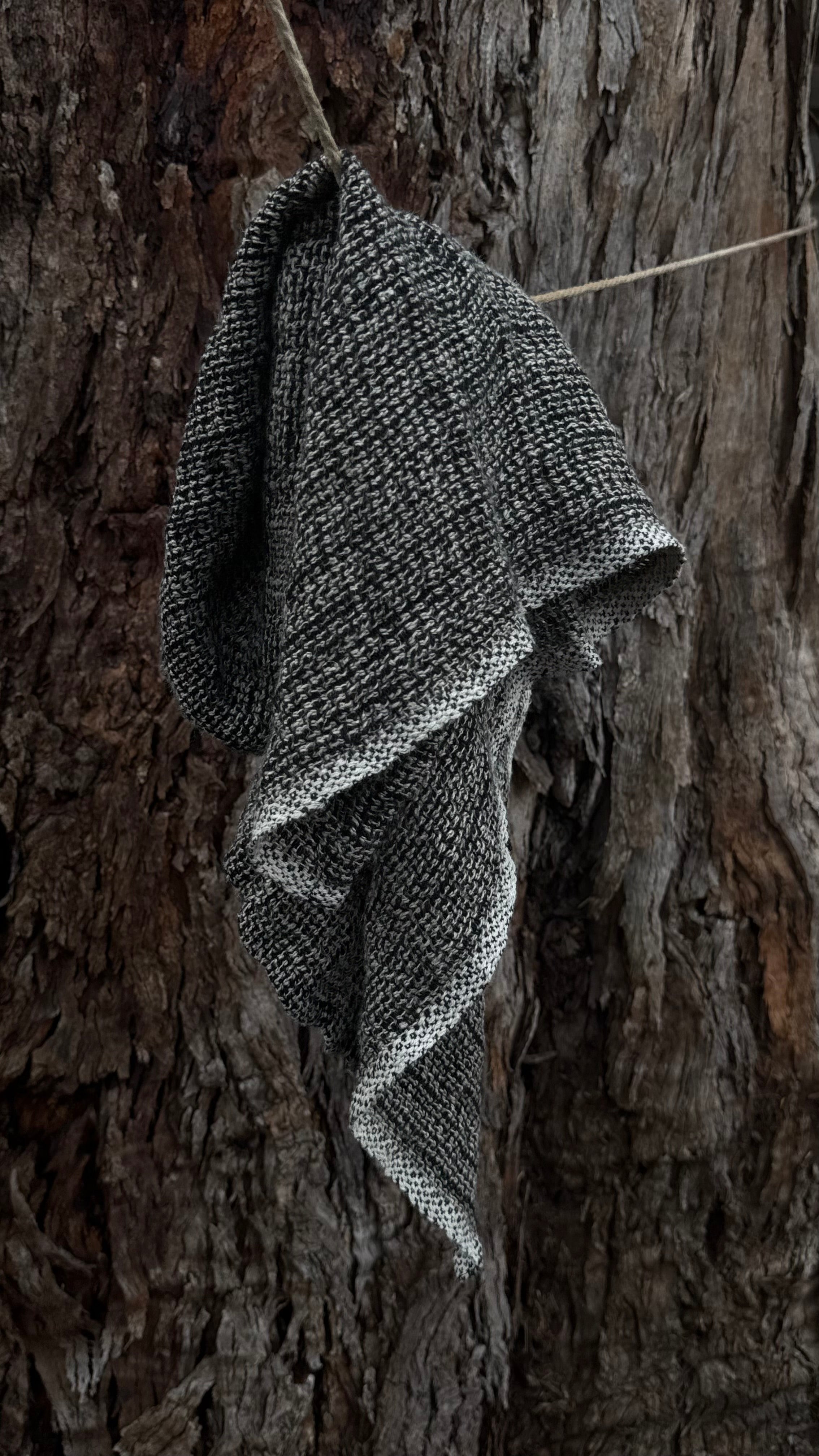 MESH HAND TOWEL BLACK & WHITE
