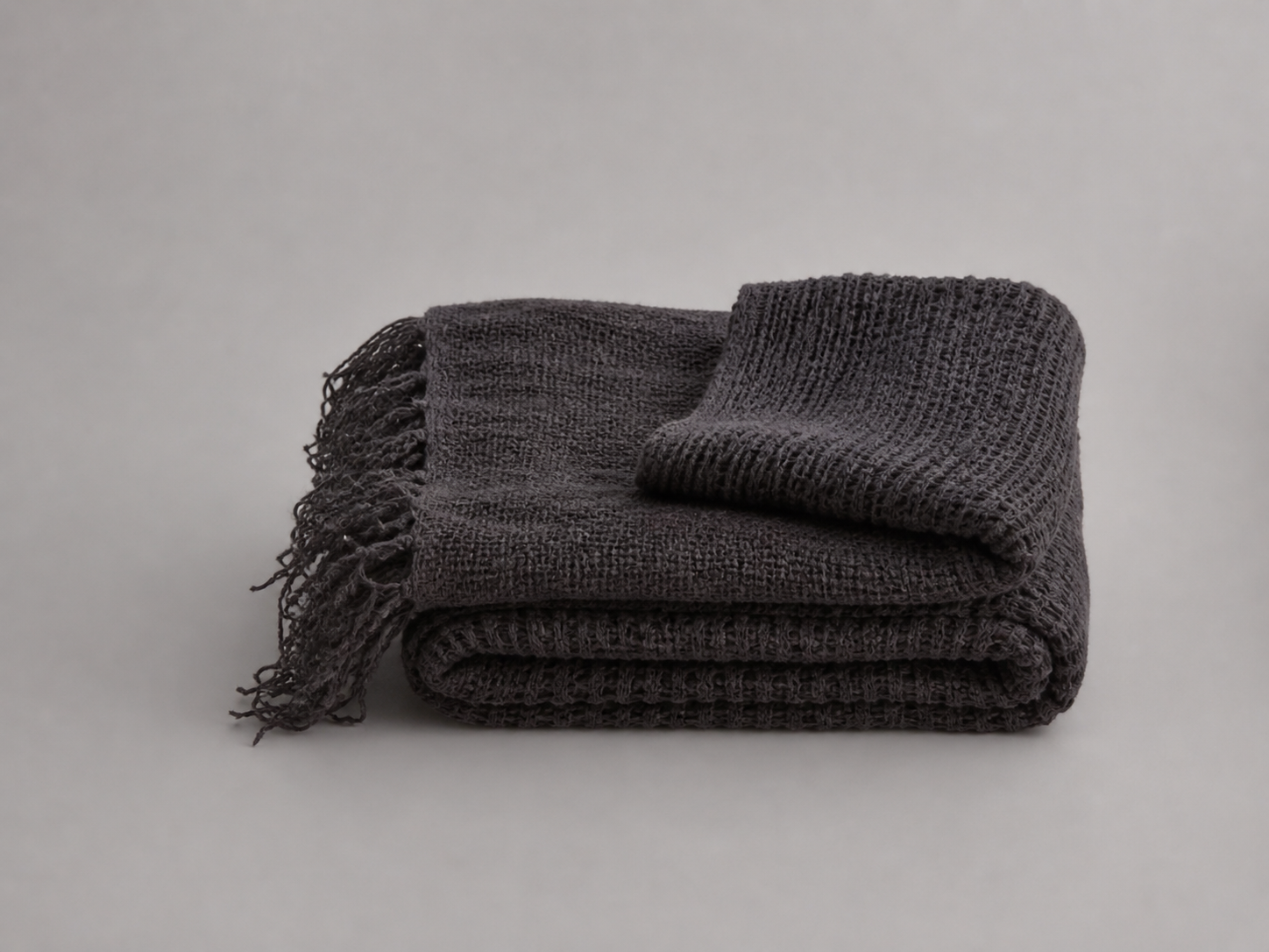 CLOVER LINEN THROW – CHARCOAL